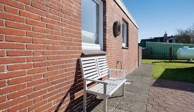 Studio Apartment 'Ferienwohnung Friesenkoje' with Private Terrace, Shared Garden and Wi-Fi
