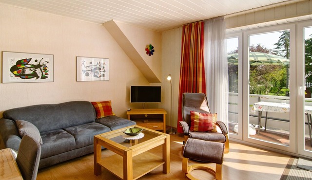 Studio Apartment 'Ferienwohnung Goldblume Hooksiel' with Shared Garden, Balcony and Wi-Fi