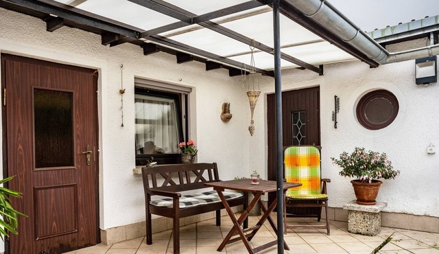 Studio Apartment 'Ferienzimmer Norbi Stralsund' with Private Terrace and Wi-Fi