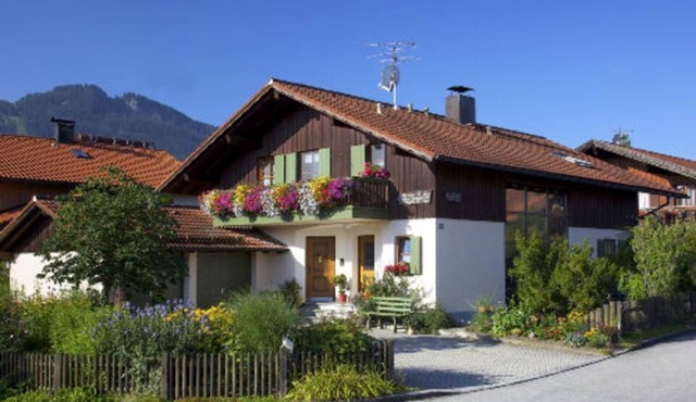 Studio Apartment 'Haus Miller' with Private Terrace, Private Garden and Wi-Fi