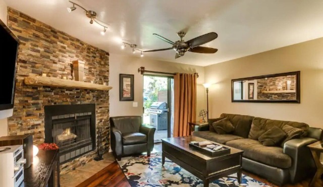 STUNNING, Remodeled, 3-bdrm, 3-bath Townhouse!