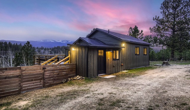 Stylish 2-bedroom Cabin with Breathtaking Mountain Views + Hot Tub