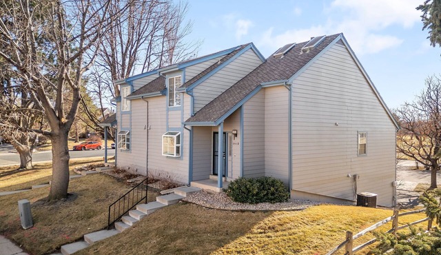 Stylish 3-Bedroom Home with Golf Course Backyard
