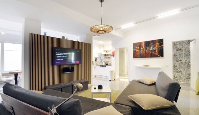 Stylish city apartment for up to 8 people, 5 minutes walk to the subway.