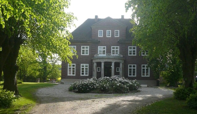 Stylish manor house, quiet location, family-friendly, close to the Baltic Sea.