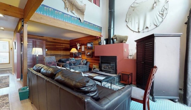 Stylish townhouse with mountain and golf views, shared hot tub, and balconies