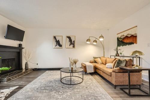 Stylish Townhouse Retreat - 15 min to DT