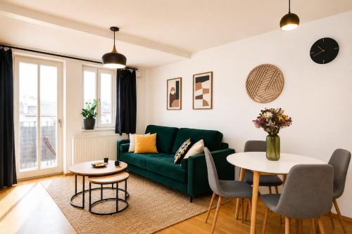 Stylový Penthouse s balkonem blízko centra