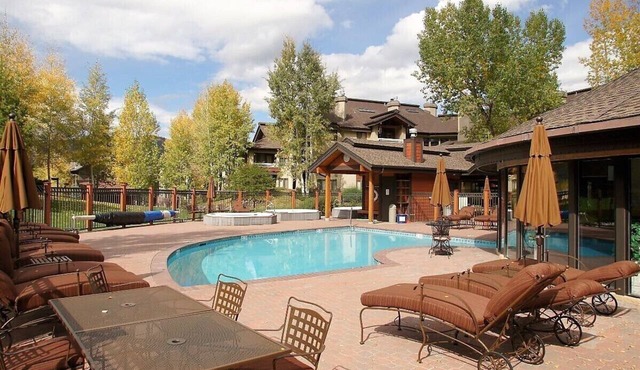 *Summer Sale* A/C, Large Deck, Private Washer/Dryer, Multiple Pools & Hot Tubs - Free Bus Route