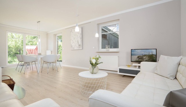 Summertime vacation home with terrace and beach chair in Eutin-Fissau