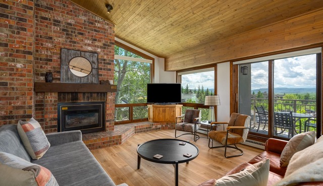 Sun & Snow, Decks, Hot Tub & Fire Pit, Walk to Ski Village Area!