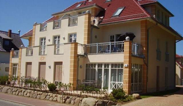 Sunny, central, 3 room apartment, walking distance to the beach, 2 balconies, WLAN, garden