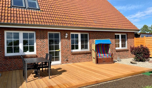 Sunny Sundblick accommodation with garden, terrace and wood-burning stove on Fehmarn