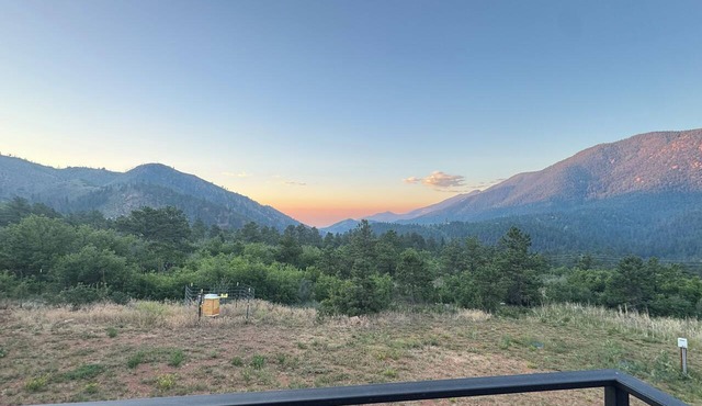 Sunrises and Sunsets in Cascade – Private Drive & Yard in Cascade