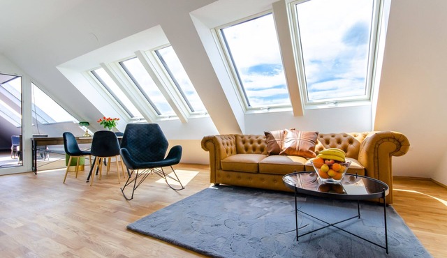 SunSoaked & Comfy | City Center,♛King Bed, Balcony