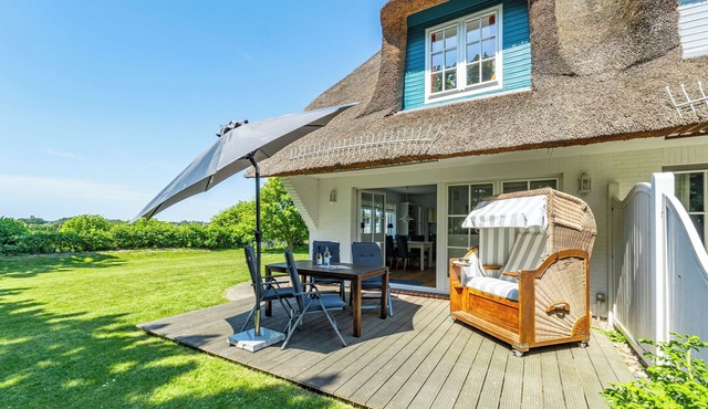 Thatched vacation home in Keitum, with garden for up to 4 people.