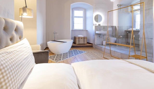 The historic castle tower in Kirchberg boasts spectacular views, parquet flooring, stucco and a modern interior