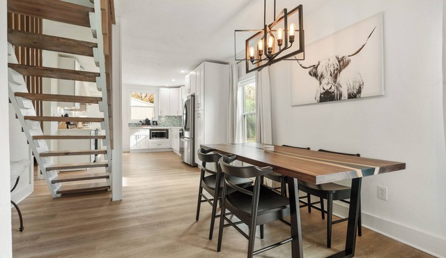 The Linden House - Calm, Modern Stay Near Plaza
