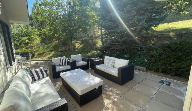The Wonderland Retreat- Open Space + Lake view. Close to town & trails. Pool.