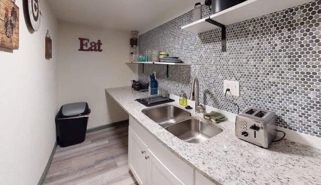 This guest house is a 1 bedroom(s), 1 bathrooms, located in Lakewood, CO.