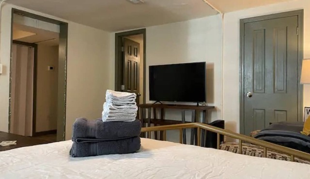 This guest suite is a 1 bedroom(s), 1 bathrooms, located in Lakewood, CO.