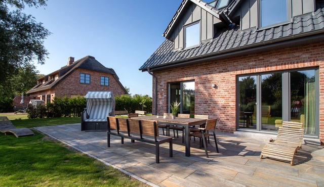 Time by the sea - stylish and specially furnished semi-detached house