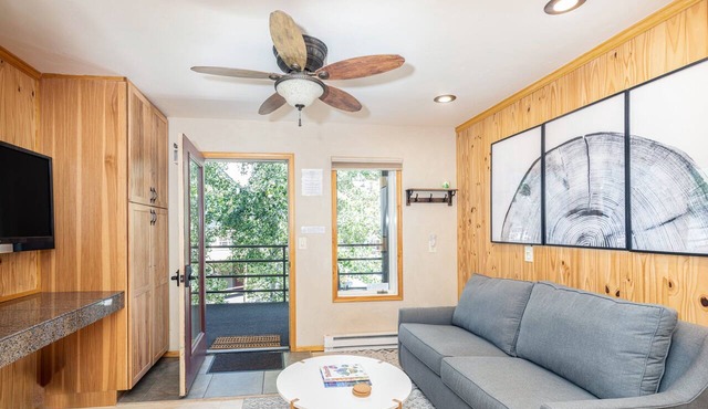 Top Floor Bay Window, Mountain & River Views + Pool & Hot Tub