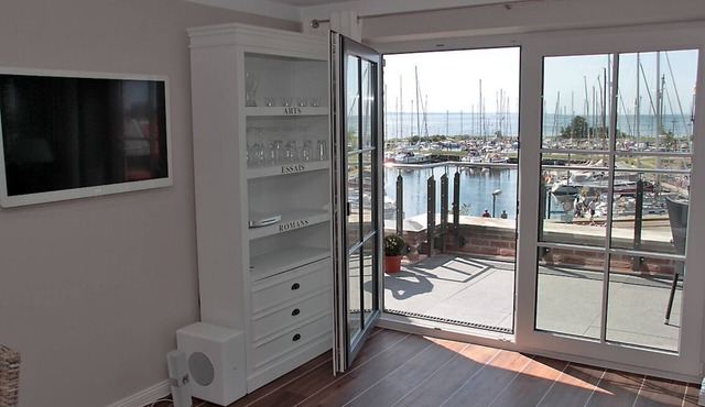 Top Floor Flat with roof terrace and harbour view