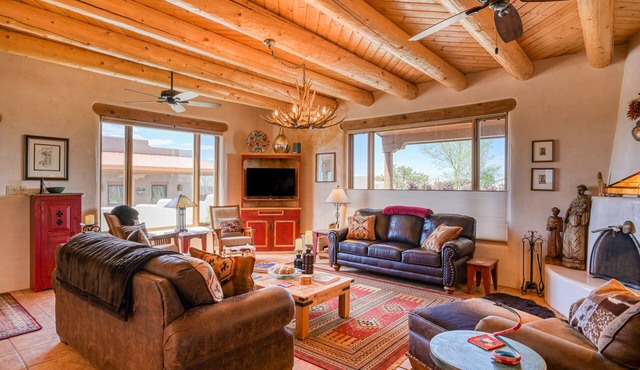 Tranquil oasis with casita, fast WiFi, patios, hot tub & mountain views