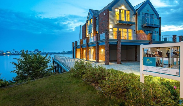 "Treasure Island" vacation home with its own jetty, fireplace & endless water views