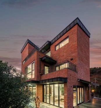 투워즈 Seogwipo central three story private villa, tangerine field cherry blossom and canola flower festival road in front of the house, large family accommodation, five minutes to Olle Market, near Jungmun Tourist Complex