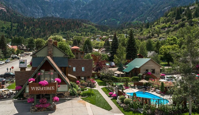 Twin Peaks Lodge & Hot Springs