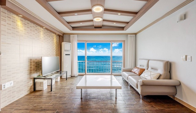 Uljin Sea and Moment Pension