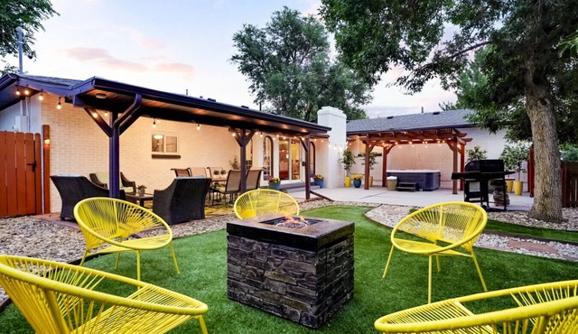 Unforgettable Stay - HOT TUB & Fire Pit- 4 Miles DT