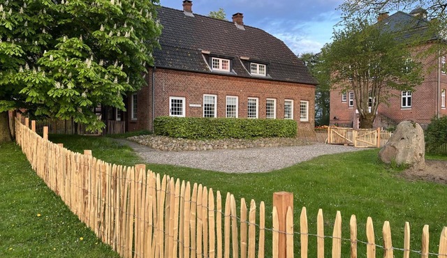 Unter Parkbäumen mit Kamin, Eingezäuntem Garten und Sauna: Unsere Alte Meierei Gut Priesholz