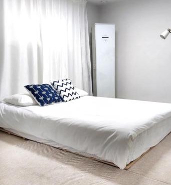 Up to 6 people3 beds 2 bedrooms and recommend a group of family friends