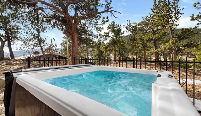 Updated w/new hot tub: close-in w/views on 2 acres! & Outdoor activities