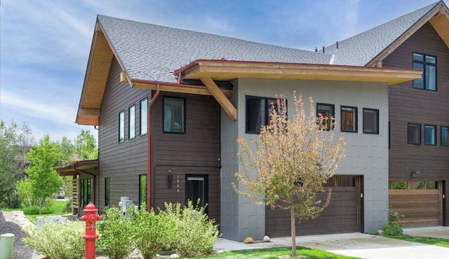 Urban Retreat | Modern Design | Pet Friendly | Hot Tub