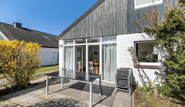 Vacation Home "Deich Hus" with Private Terrace, Garden & Wi-Fi