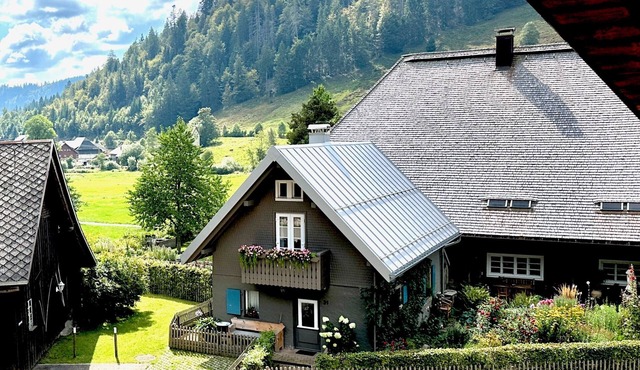 Vacation Home "Backhüsli Am Bauerngarten" with Mountain View, Private Terrace & Wi-Fi