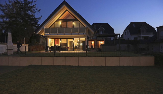 Vacation home directly on the lake, outdoor whirlpool and exclusive 20sqm wellness sauna