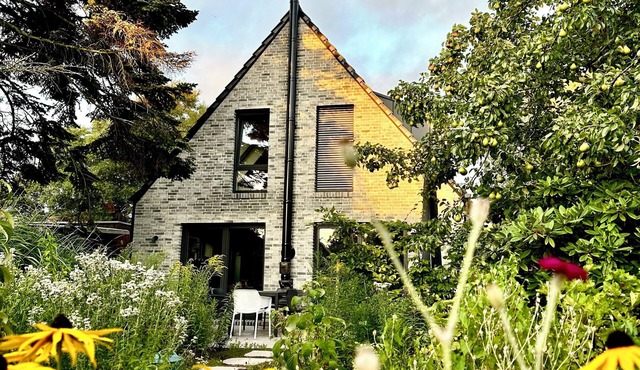 Vacation home for 8 people with natural garden, fireplace & lots of space, near the North Sea