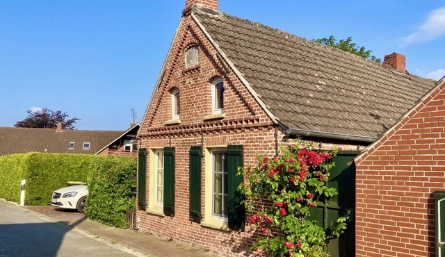 Vacation home Tied - East Frisian charm in a historic farm worker's house for 4