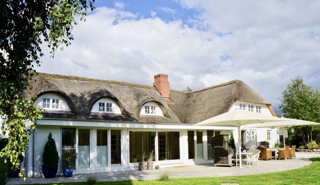 Vacations in a cozy thatched house in North Friesland with meditation roomFamilies
