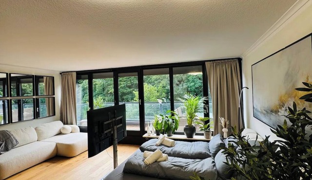 Velmora Boutique Suites: Wellness: pool, sauna + e-bikes directly on the beach