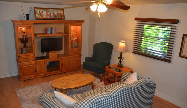 Victorian Style Apt. Close To Downtown