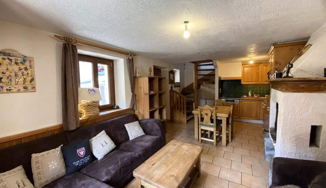 Village house in the heart of Les Allues close to shops and cable car
