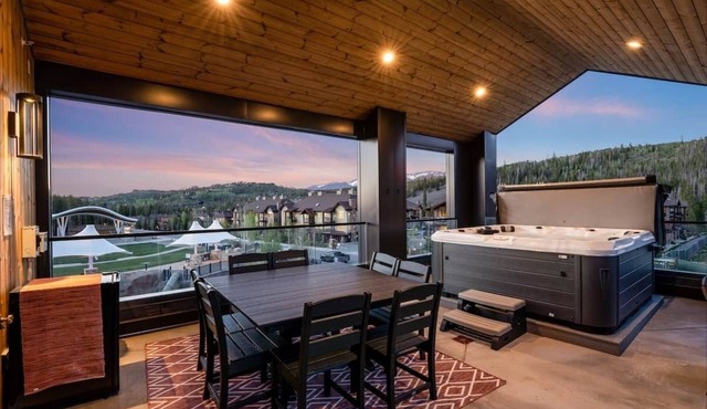 VIP Concert Viewing from Private Hot Tub+Walkable+5BR+Sauna+Kids Ski Gear Free