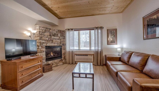 Walk to Keystone Lifts! Cozy Studio w/Mountain Views, Pool & Hot Tub
