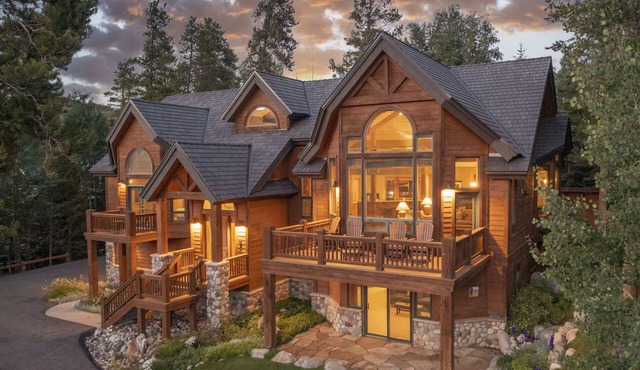 Walking distance to downtown Breck, Stunning ski resort panorama, hot tub, foosball, arcade machine!